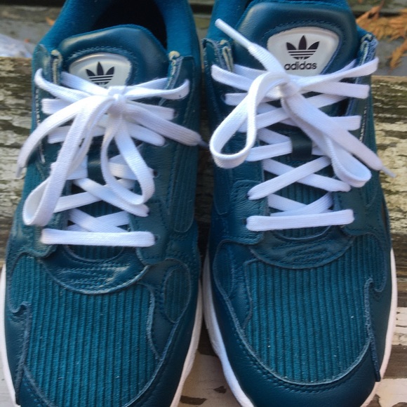 Adidas size 7.5. Like new. - Picture 4 of 5